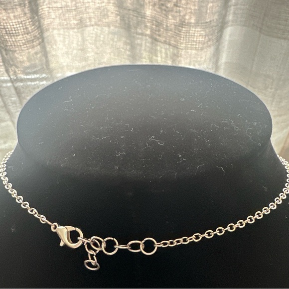 Elegant Silver and Green Necklace - Picture 5 of 5